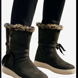 Toms Dark Ankle Boots with Faux Fur and Ribbon